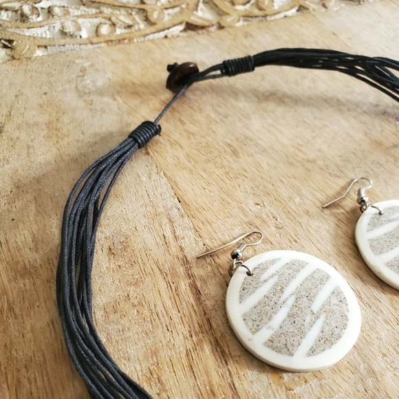 Jewelery set- Shell pendant on multistrand necklace with matching earrings - Picture 8 of 8